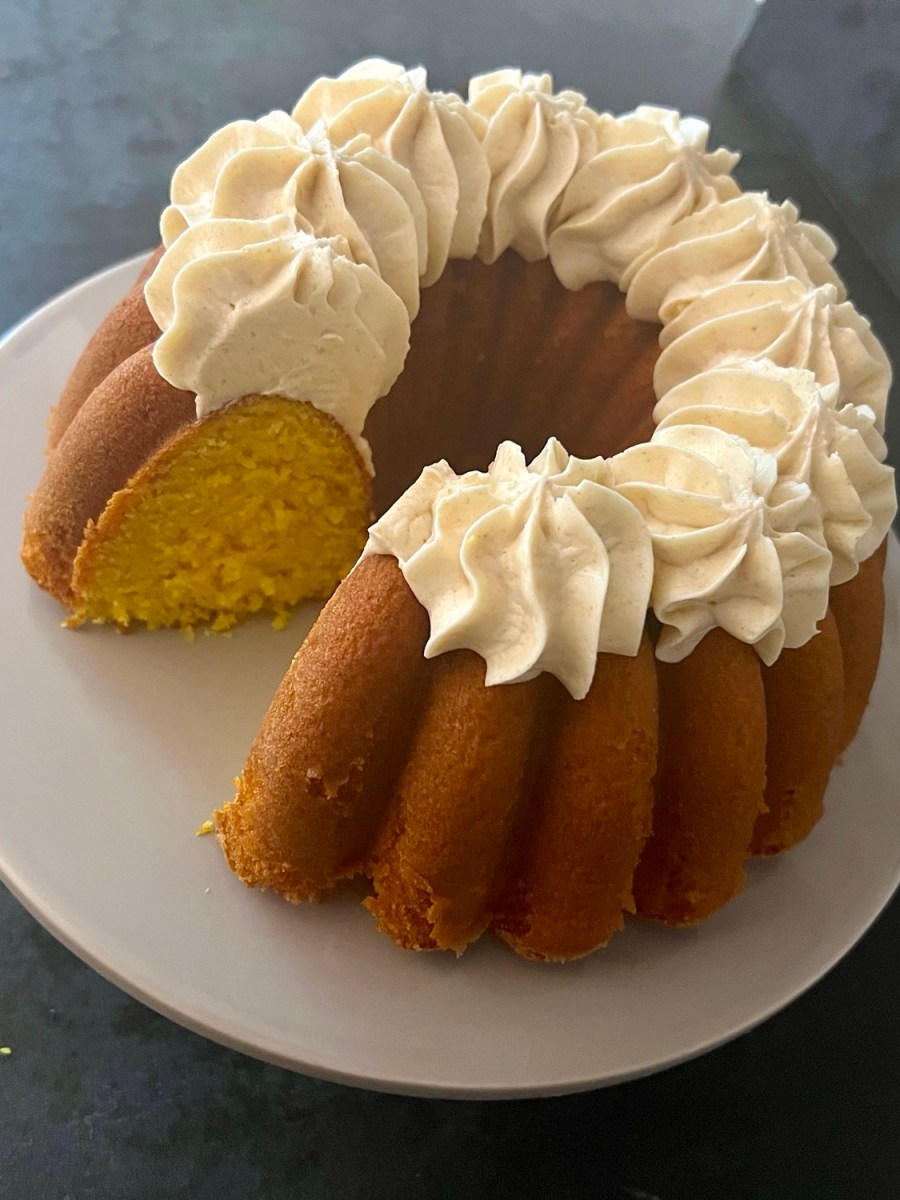 Saffranssockerkaka med brynt smör och&nbsp;citronfrosting